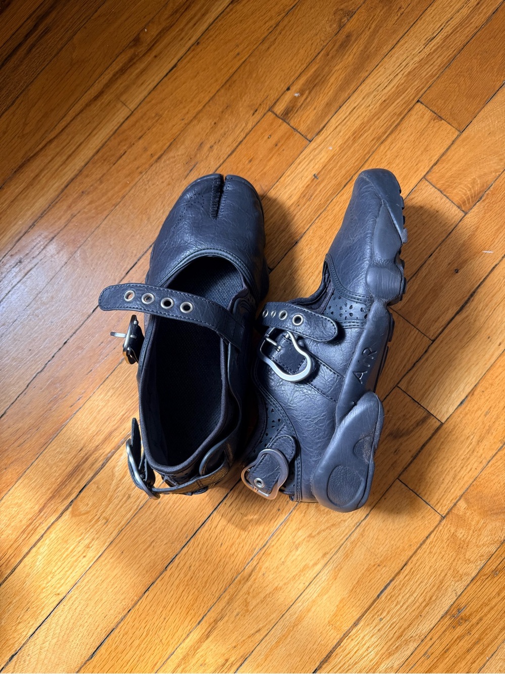 Nike leather rift Black Women's Split-Toe Mary Jane Flats - Picture 2 of 3